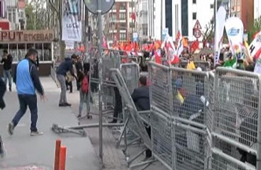 Bariyerleri Yıkmaya Çalışan Grup Havaya Ateş Açılarak Dağıtıldı