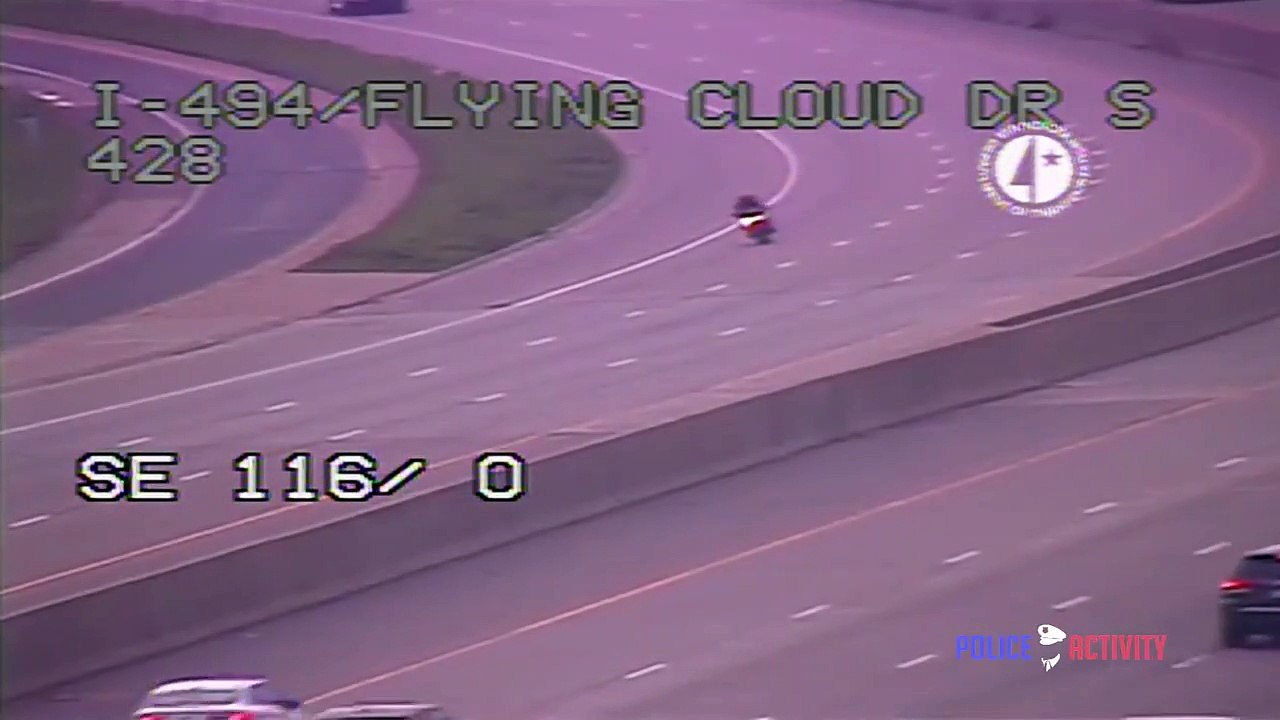 Ce motard qui fuit la police perd le contrôle de sa moto