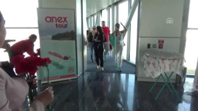 Rus Turistler Karanfillerle Karşılandı