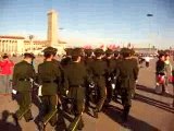 Marschierende Polizei auf dem Tiananmen-Platz