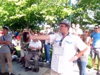 Il tient à bout de bras sa chope de bière pendant 9 minutes   record national