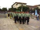 Marschierende Polizei auf dem Tiananmen-Platz