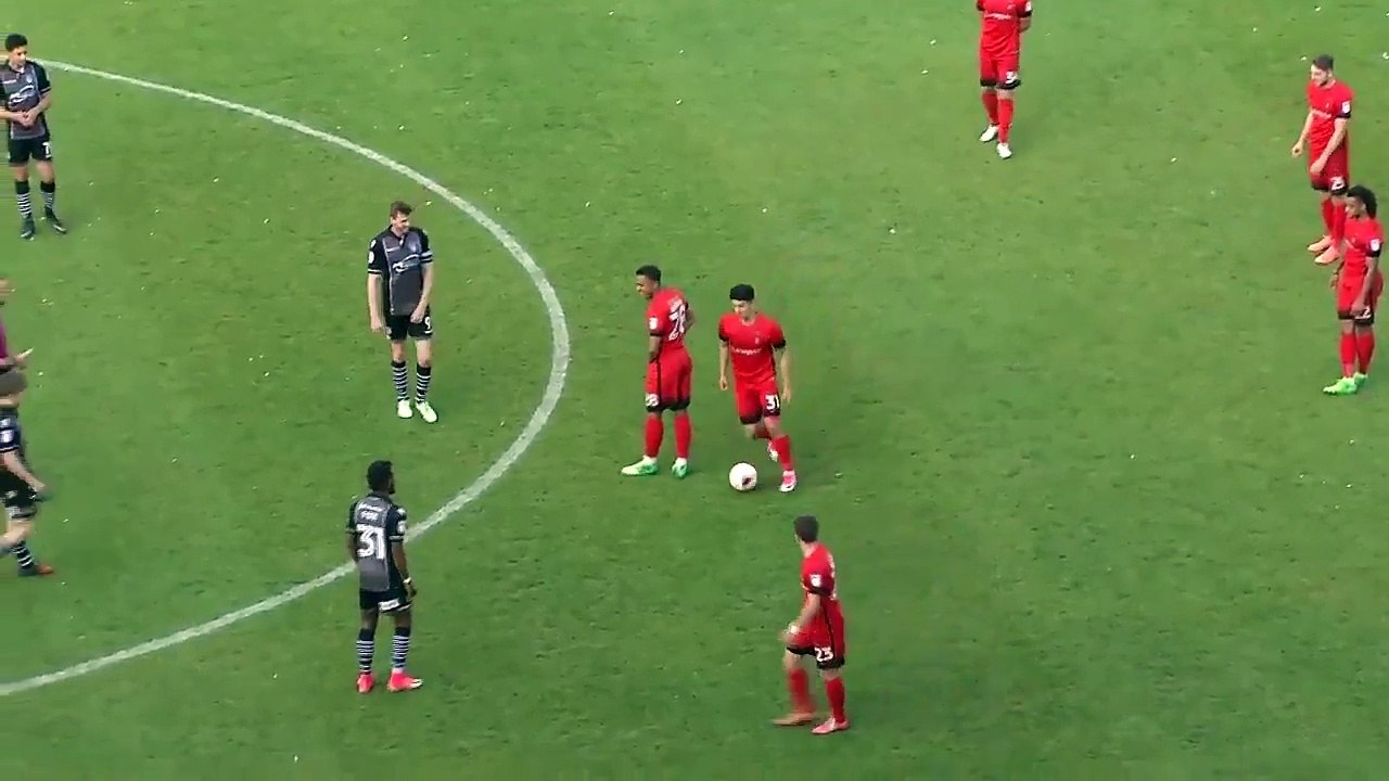 La fin de match surréaliste entre Leyton Orient et Colchester United après l'envahissement du terrain