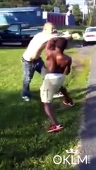 Il dit que les noirs ne savent pas se battre, il va vite le regretter!