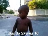 ESSE MENINO DANÇA MUITO ENGRAÇADO.