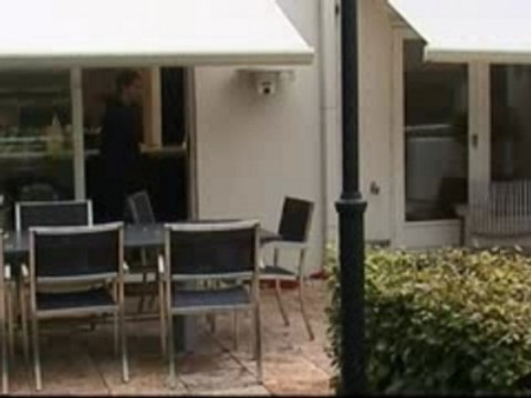 Huub licht Dennix en Lieke in