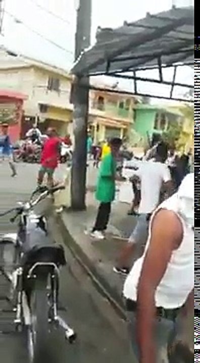 EN CAPOTILLO DÓNDE EL LLAMADO WILLY BUJÍA LE ENTRA CON TODO A UN JOVEN