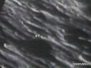 Un OVNI survole la Lune 13s