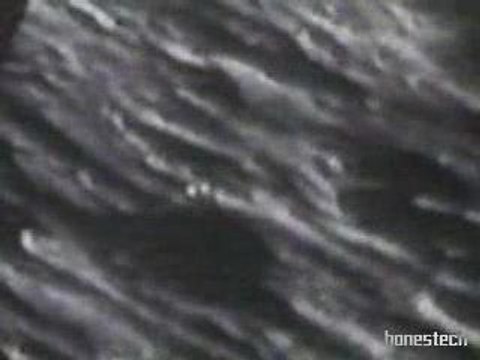 Un OVNI survole la Lune 13s