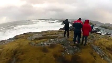 SHIHNI PSE KJO RRUGË QUHET RRUGA MË E PAZAKONTË DHE E RREZIKSHME NË BOTË..