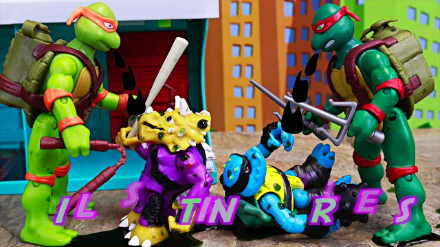 Teenage Mutant Ninja Turtles Spittin' Raphael Giant Robot Spills Oil on Triceraton and Slash Mutants-8eXUyji6u