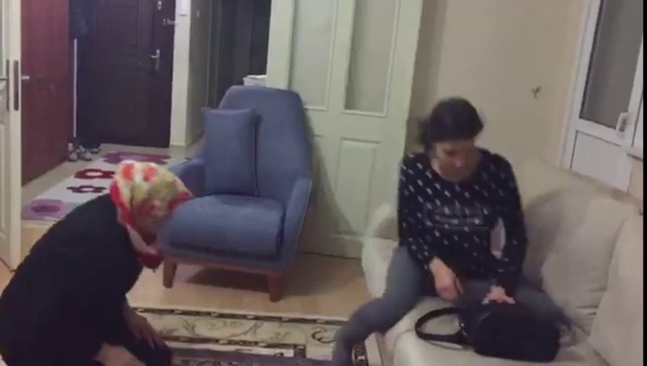 فتاة حاولت سرقة أمها وهي تصلي .. شاهد ما حدث لها