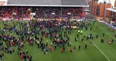 Türk Hoca Ömer Rıza'nın Takımı Leyton Orient'in Maçında Taraftarlar Sahaya İndi