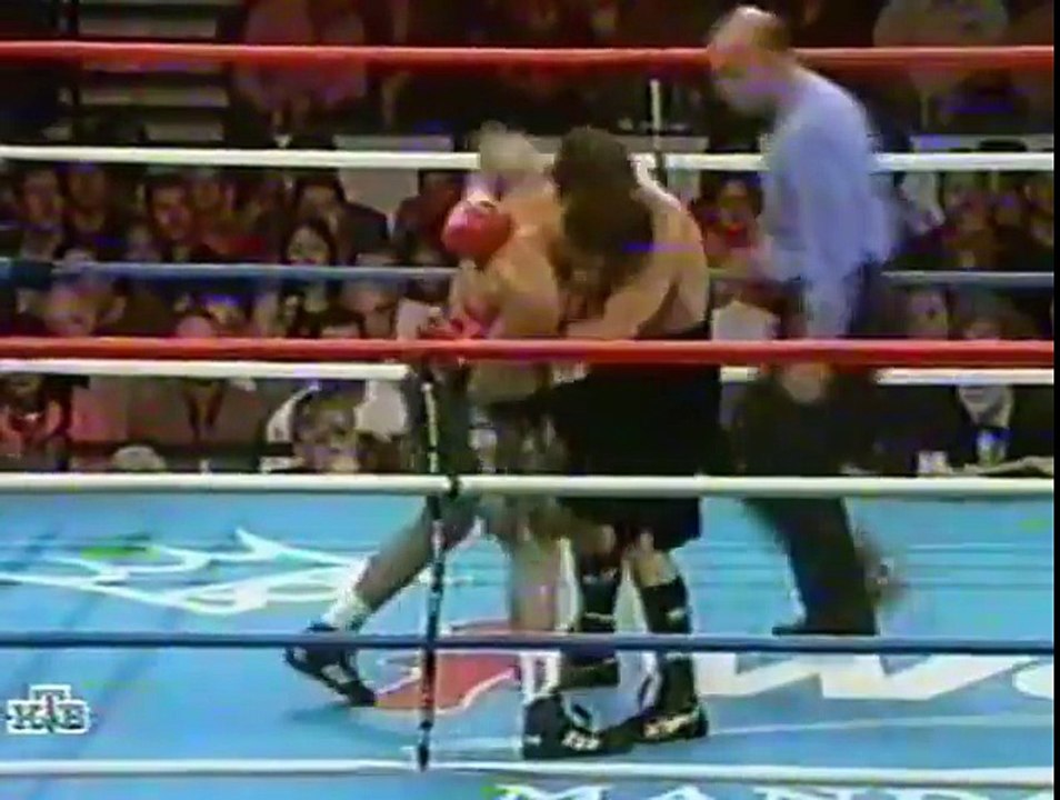 Kostya Tszyu vs Sharmba Mitchell by MMA BOXING MUAY THAI