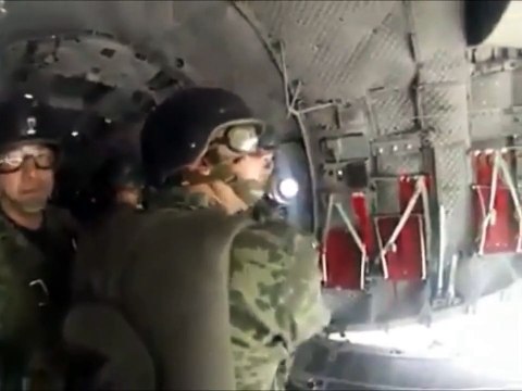 Un militaire parachutiste reste malencontreusement accroché à la porte de l’avion