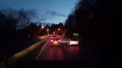 Un automobiliste essaye de doubler par la droite..