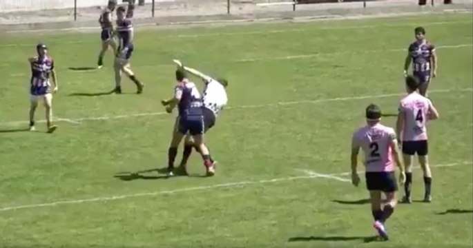 Il met l'arbitre KO d'un violent coup de poing.