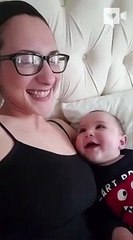Ce bébé est en admiration devant sa maman.... Adorable