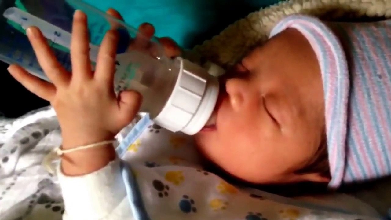 A 19 jours il boit tout seul et jette son biberon terminé !! Bébé