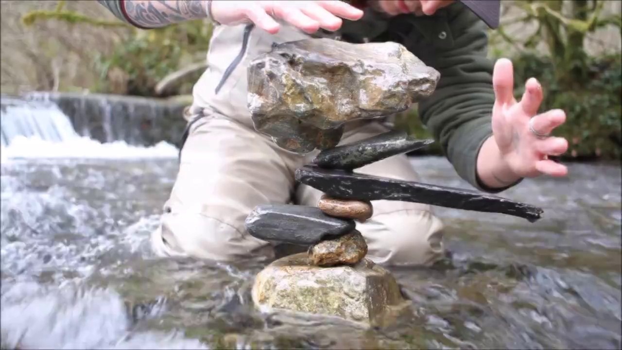 Il fait tenir des cailloux en équilibre dans des positions incroyable... Quel talent