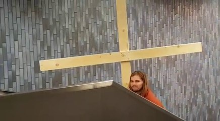 Jésus plante sa croix dans le plafond d'un supermarché !