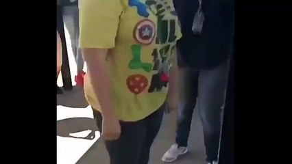 Deux filles frappent un mec et vont vite le regretter !