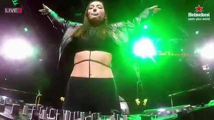 Elle perd son soutien-gorge sur scène !