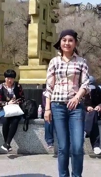 Un vieil homme chinois montre son talent de dance