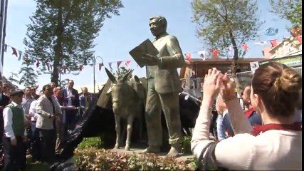 Eşekli Kütüphanecinin Heykeli Dikildi