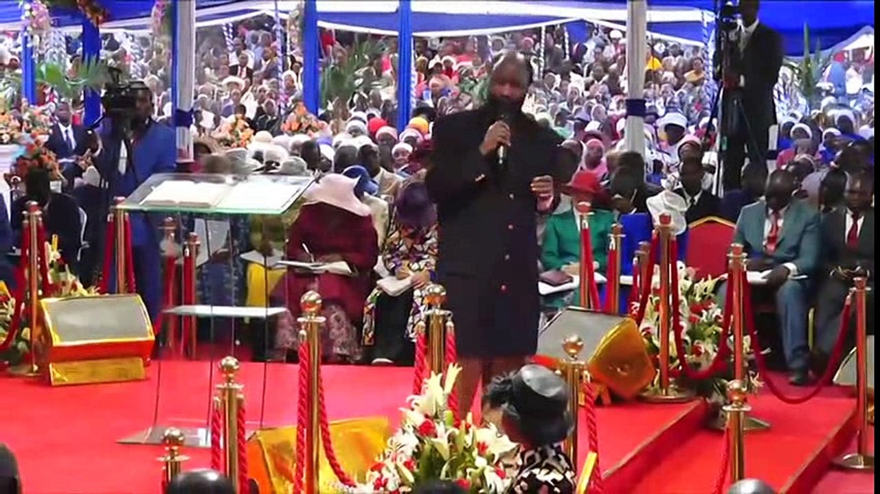 Entrez, depechez-vous. la porte se ferme