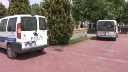 Izmir'de Parkta Erkek Cesedi Bulundu