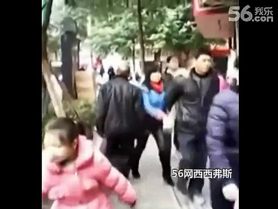 60歲老頭當街鹹豬手偷襲女性，我靠，連女城管都敢動！