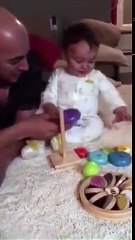 Ce papa donne le jouet au bébé. La suite ? Des milliers d’internautes pleurent toujours de rire!