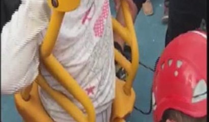Salıncakta sıkışan çocuğu itfaiye kurtardı