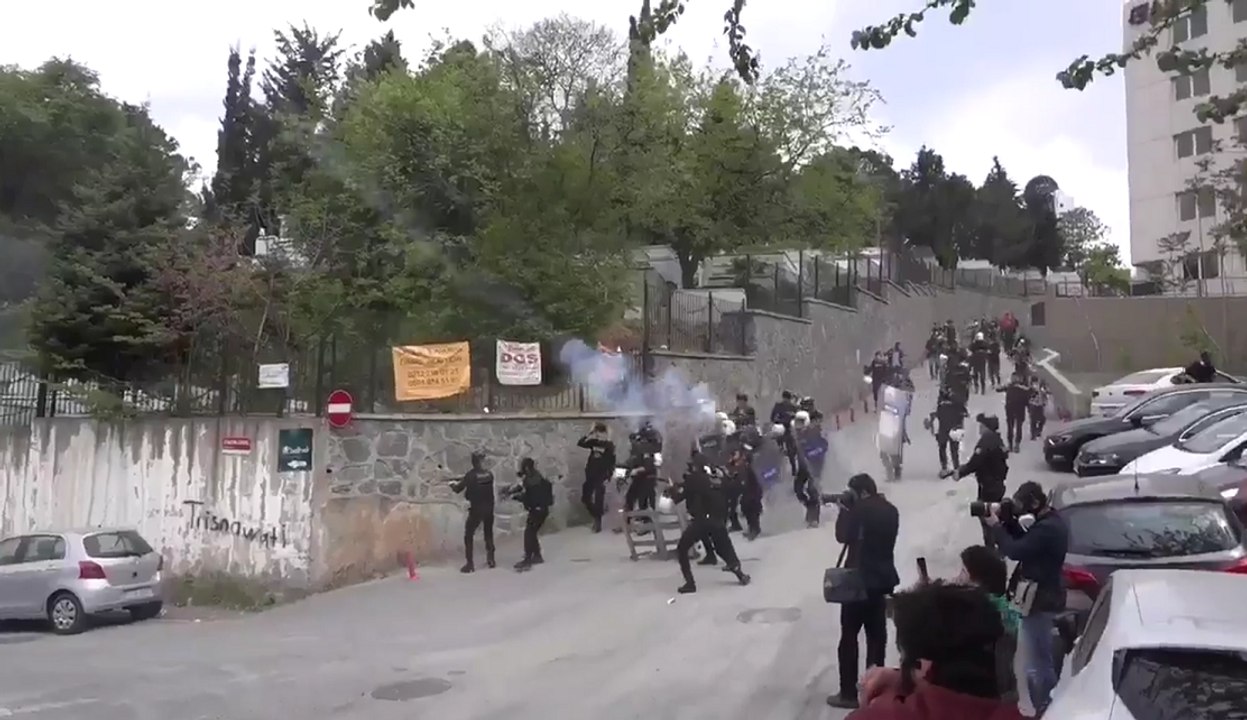 Protesters Flee as Police Break Up Istanbul May Day March
