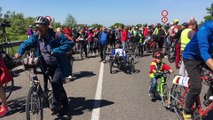 Des cyclistes manifestent sur le pont d'Iffezheim