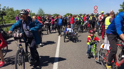 Des cyclistes manifestent sur le pont d'Iffezheim