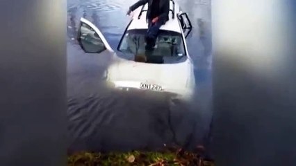 Driver sits on car roof after plunging into river in NZ
