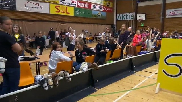 Les ados finlandaises se passionnent pour le hobby-horsing, un sport équestre sans (vrais) chevaux