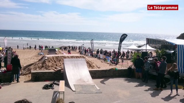 Clohars Carnoët (29). Kerou Beach : les riders sur la plage
