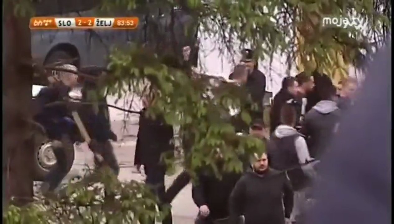 FK Sloboda - FK Željezničar / 2:2 Nikolić, Manijaci slavili van stadiona