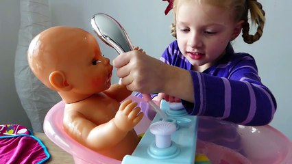 La Poupée BABY BORN nous fait  un CACA - Douche et Bain BABY BORN