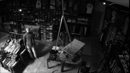 Se cree Tom Cruise: ¡El ladrón más torpe del mundo!