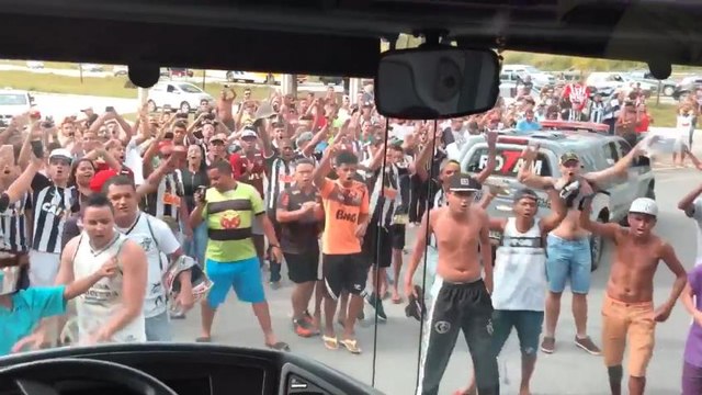 Torcida vai à loucura com a chegada do ônibus do Atlético-MG. Assista!