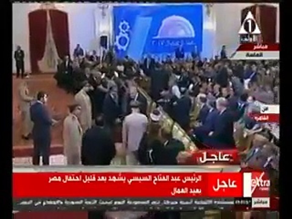 هتاف جماهيري لشيخ الأزهر لحظة دخوله لقاعة الإحتفال بعيد العمال في حضور السيسي