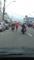 Guarda municipal obriga suspeito a correr algemado em moto