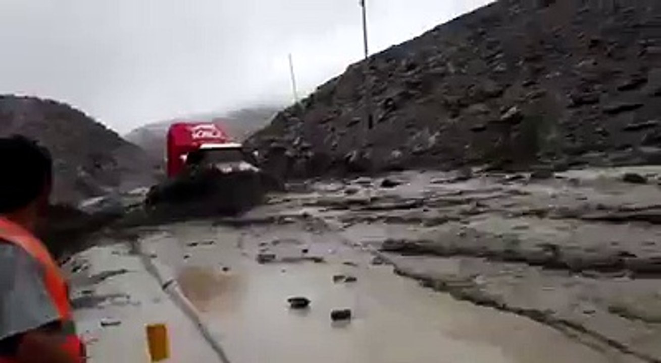 auto es llevado por el rio