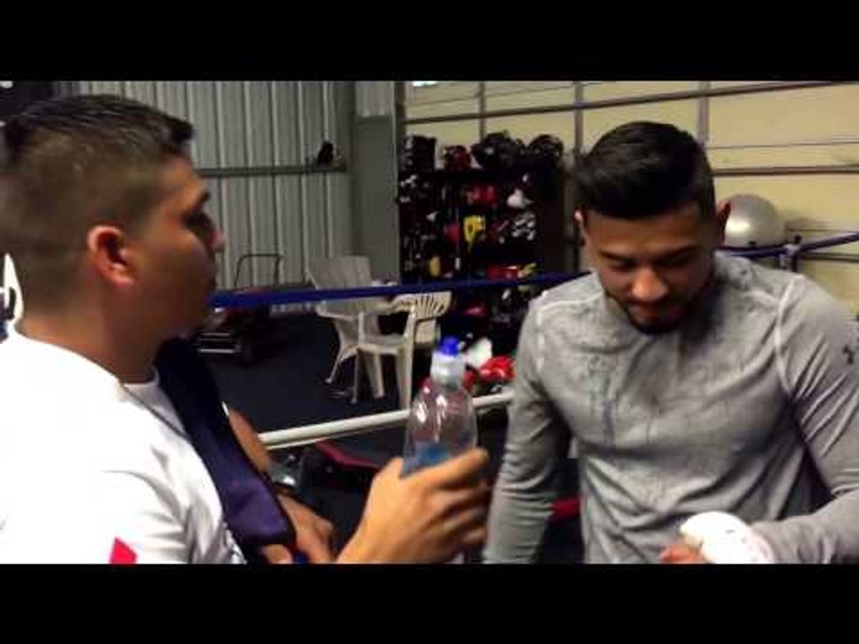 Abner Mares is too fast! Cuts his own finger during shadowboxing - EsNews boxing