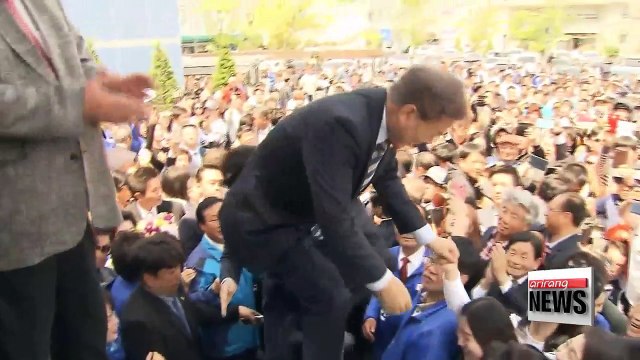 Korea's presidential front-runner maintains strong lead, conservative rival gains ground