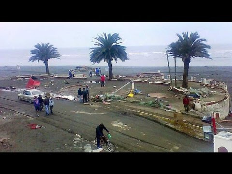 Chile earthquake: One million flee as quake triggers small tsunami